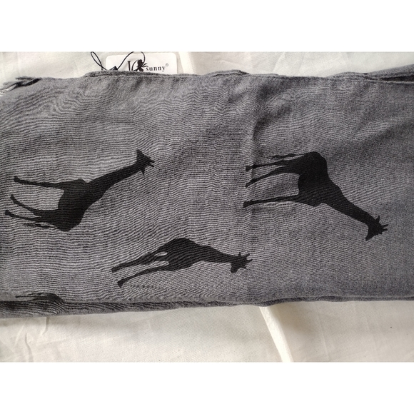 JC Sunny Gray Giraffe Scarf Wrap - Picture 4 of 6